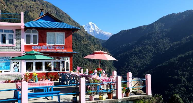 Una casa de huéspedes con decoraciones coloridas y vistas a la montaña.