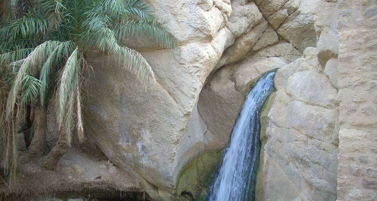 Pequeña cascada en un paisaje rocoso