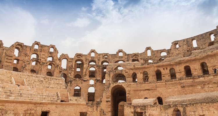 Vista de cerca de las ruinas del antiguo anfiteatro.