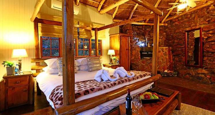 Luxuriöses Lodge-Zimmer mit einem Himmelbett.