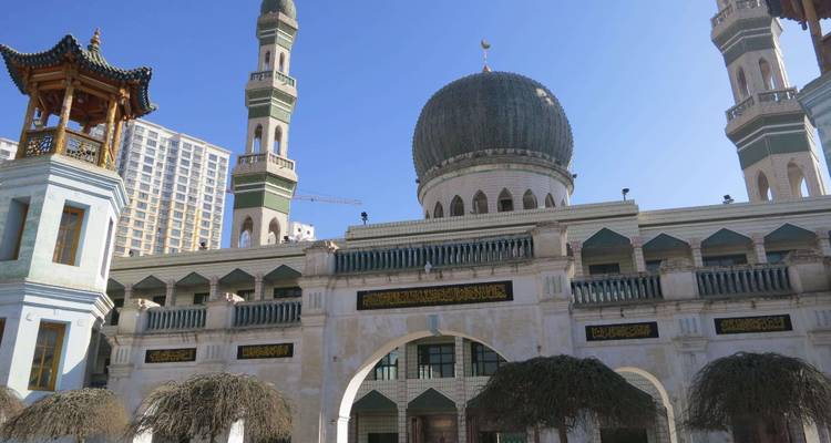 Mooie moskee met heldere hemelachtergrond.