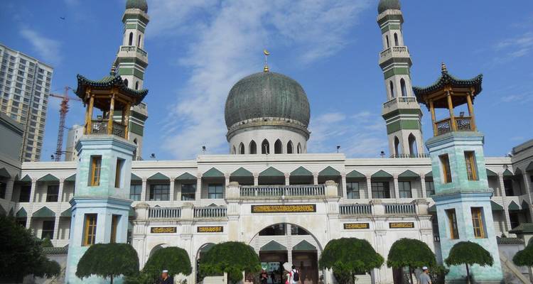 Chinese moskee met ingewikkelde architectuur onder een heldere hemel.