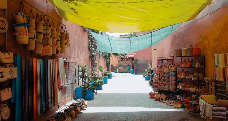 Callejón encantador con productos tradicionales marroquíes en exhibición.