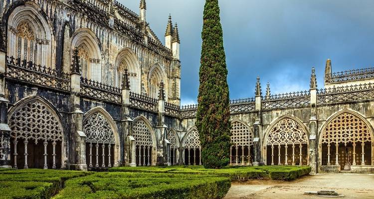Architecture gothique dans une cour historique.