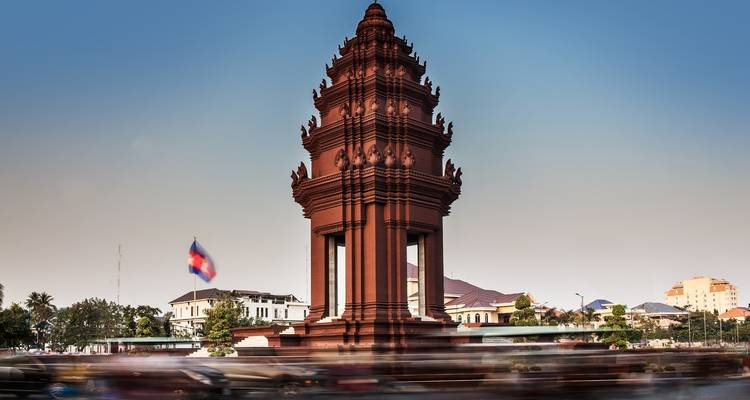 Onafhankelijkheidsmonument met een Cambodjaanse vlag