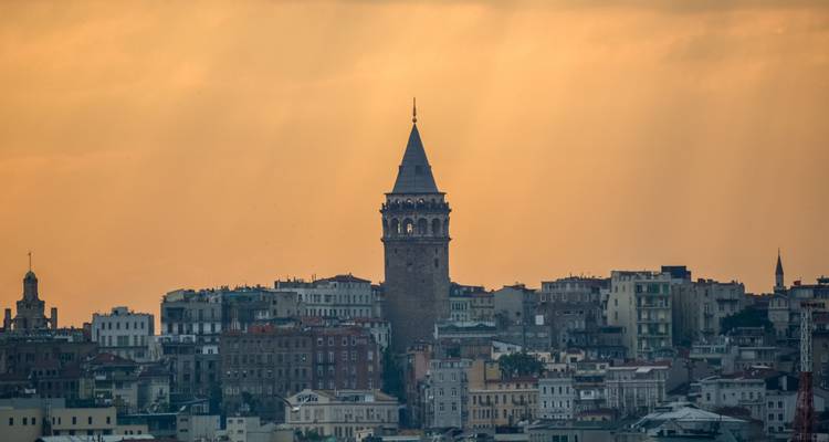 Silhouette de la tour de Galata sur un ciel de coucher de soleil.