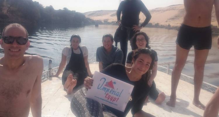 Groupe de personnes sur un bateau tenant une pancarte