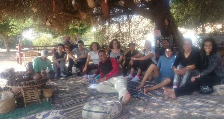 Grande groupe assis sous un arbre