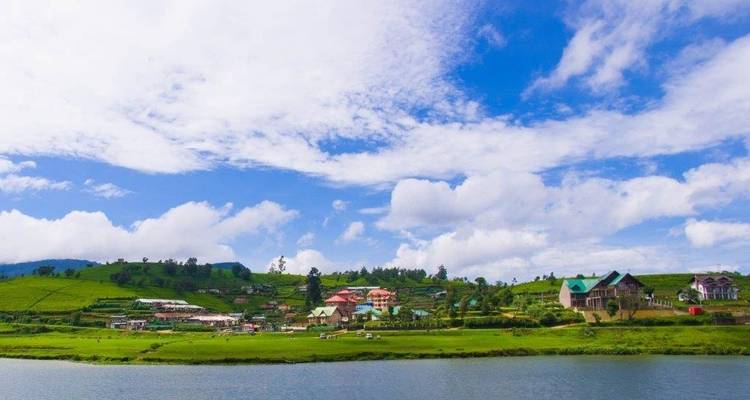 Vue pittoresque de maisons le long du bord d'un lac.