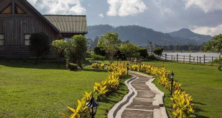 Chalet avec jardin paysagé et vue sur la montagne.
