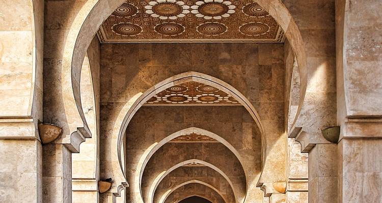 Intérieur d'une arcade marocaine au design complexe avec des motifs ornementaux.