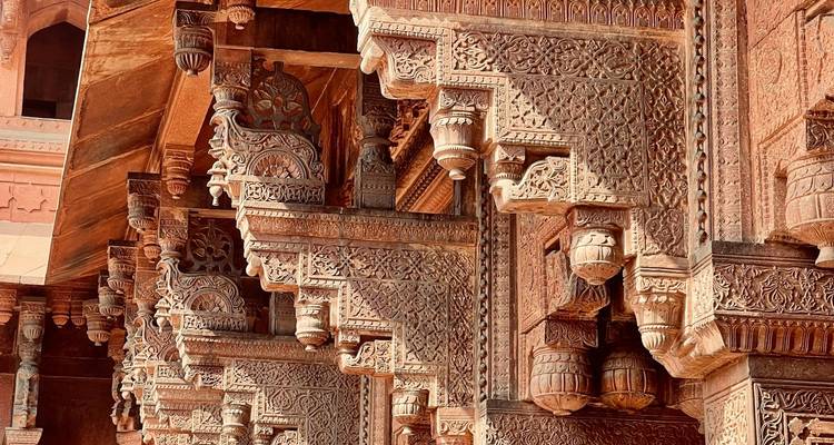 Consoles et colonnes en pierre sculptée aux détails complexes.