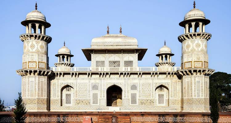 Le Tombeau d'I'timād-ud-Daulah à Agra, en Inde, également connu sous le nom de Baby Taj, avec ses motifs géométriques complexes.