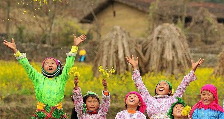Niños jugando alegremente en un entorno rural con flores y ropa vibrante.