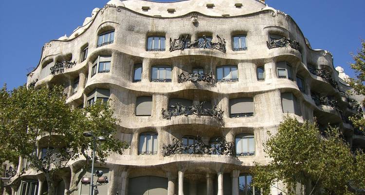 Bâtiment moderne unique avec un style architectural ondulé dans une ville.
