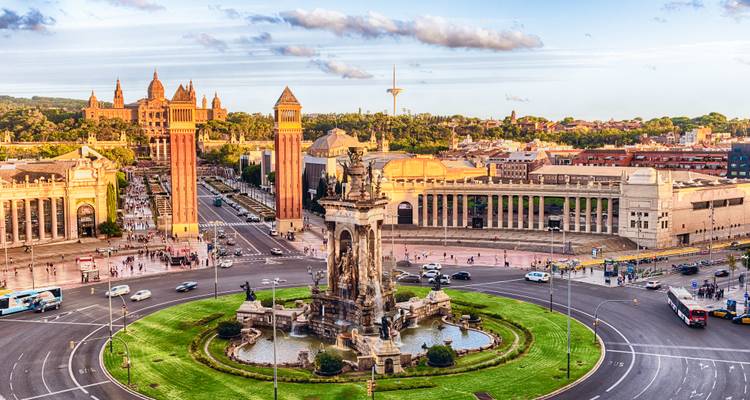 Place historique avec bâtiments emblématiques et rond-point de circulation.