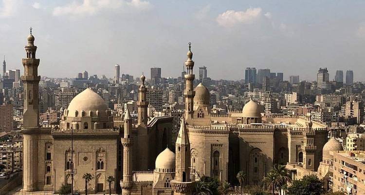 Panoramablick auf Kairo mit der Sultan-Hassan-Moschee im Vordergrund.