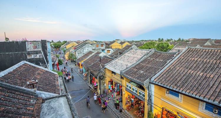 Vista aérea de las calles de Hoi An por la tarde.