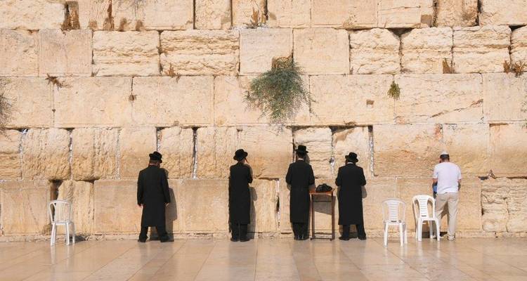 Des gens en prière au Mur occidental à Jérusalem, Israël.