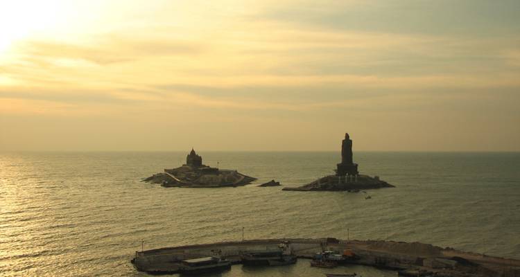 Hoge beelden in de zee bij zonsondergang.