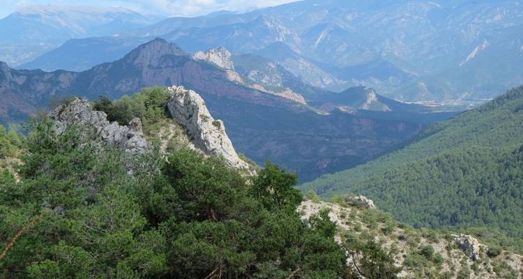 Panoramablick auf eine bergige Landschaft mit Felsvorsprüngen.