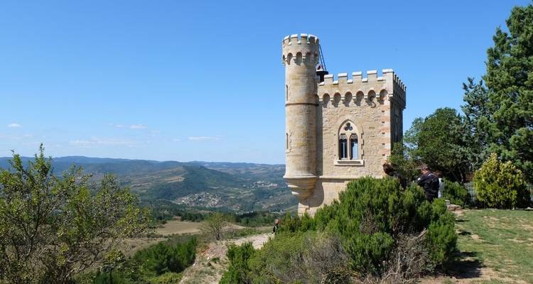 Schlossähnliches Gebäude auf einem Hügel mit weiter Landschaftsaussicht.