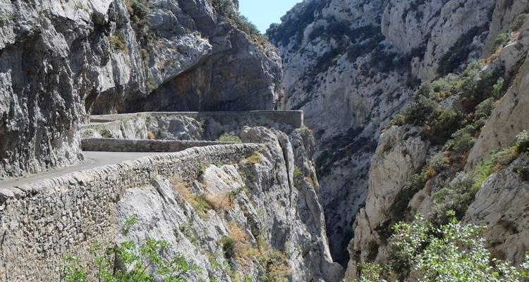 Steile und schmale Bergstraße, die in die Klippen gehauen ist.