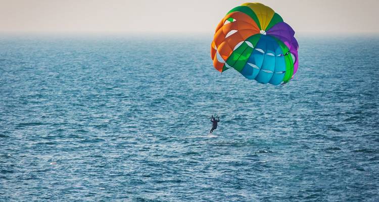 Activité de parapente au-dessus de l'océan.
