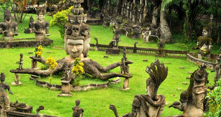 Hermoso jardín con grandes esculturas de deidades y criaturas míticas.