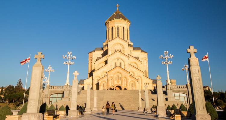 Catedral imponente con cúpulas doradas y escalones que conducen a la entrada.