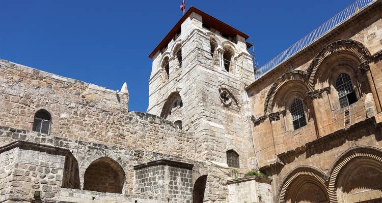 Stenen gebouwstructuur onder een diepblauwe hemel.