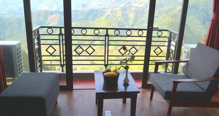 Área de estar en una habitación de hotel con vista a las montañas.