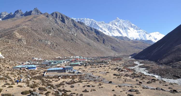 Pueblo rodeado de montañas en Nepal.
