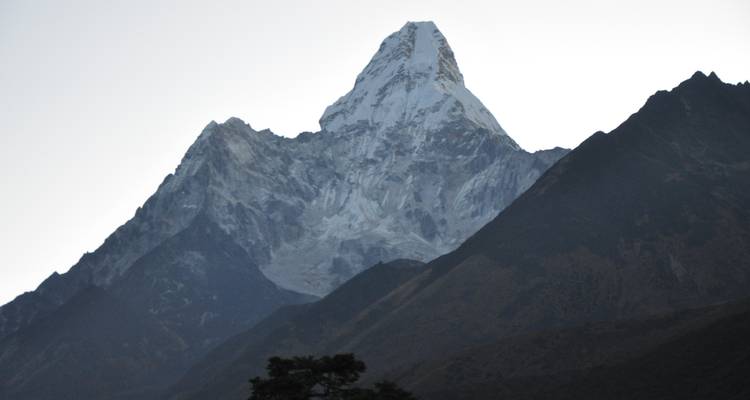 Imponente pico montañoso with cumbre cubierta de nieve.