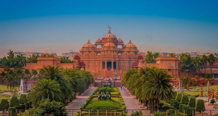 Ein großartiger Tempel mit prunkvoller Architektur, umgeben von einem gepflegten Garten.