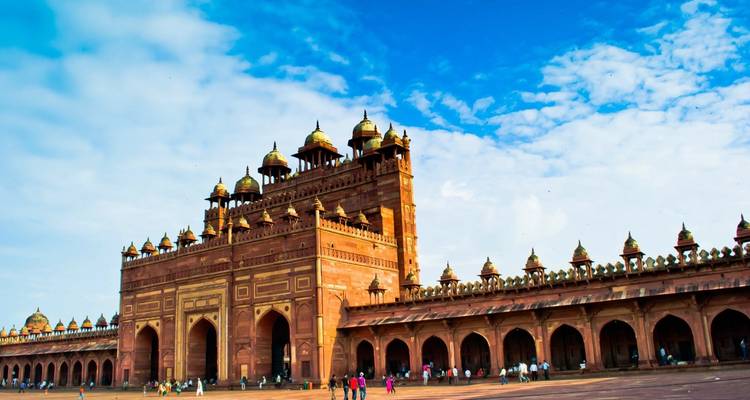 Ein großes historisches Gebäude mit Kuppeln und detaillierter Architektur.