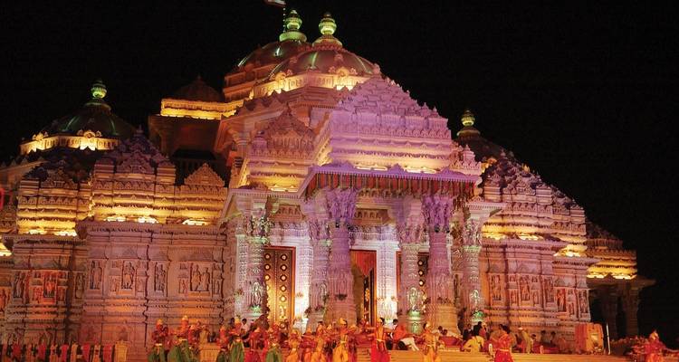 Een ingewikkeld verlichte tempel tijdens een cultureel evenement.