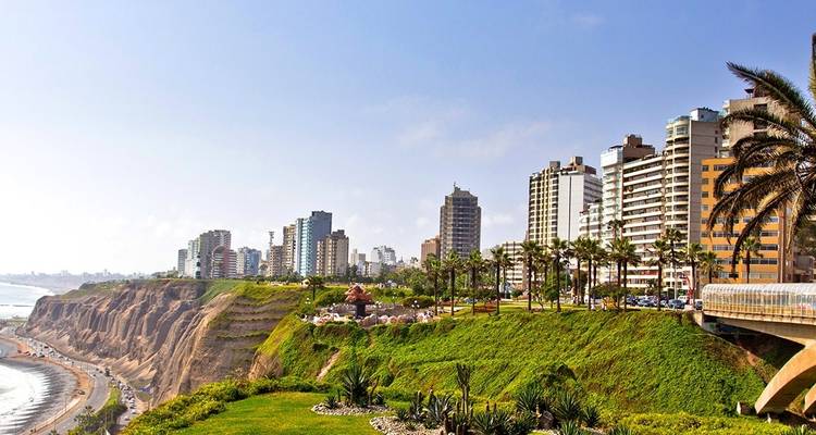 Städtische Skyline mit Klippen und Ozean im Vordergrund.