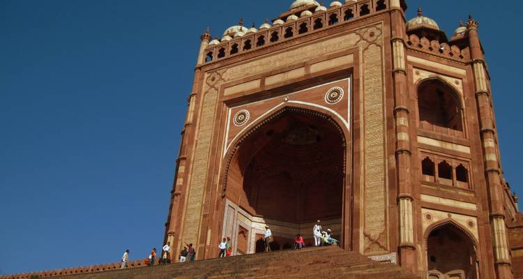 Una gran puerta de entrada con arquitectura detallada de arenisca roja.