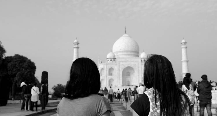 Besucher am Taj Mahal, von hinten betrachtet.