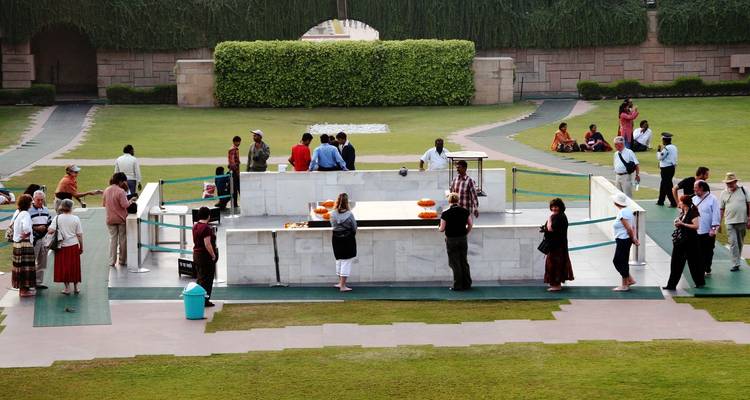 Besucher erkunden eine historische Stätte, möglicherweise eine Gedenkstätte.