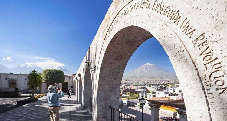 Großer Bogen mit Gravur und einer Person, die ein Foto macht, Bergblick.