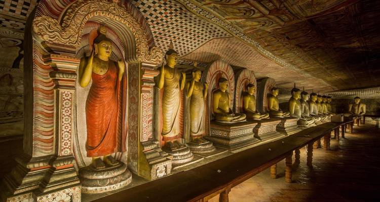 Inneres einer Höhle mit einer Reihe von Buddha-Statuen.