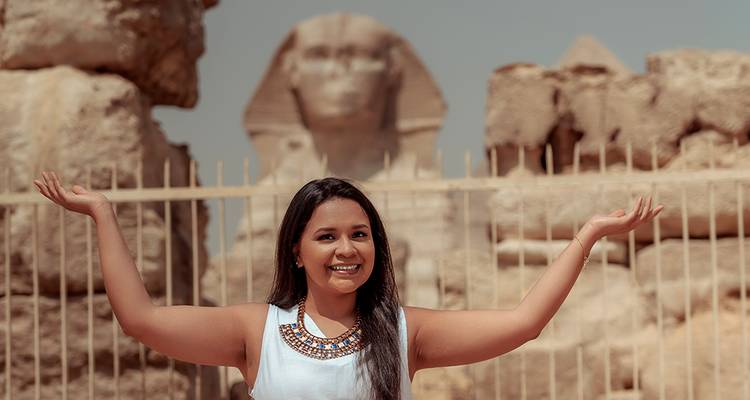 Femme qui pose avec le Sphinx en arrière-plan.