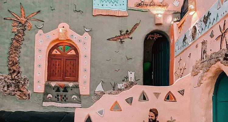 Kleurrijke binnenplaats met geschilderde muren en decoraties.