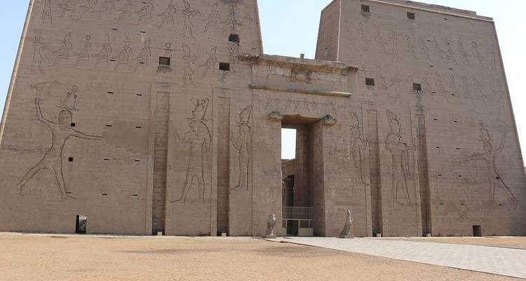 Frontansicht des Edfu-Tempels mit detaillierten Schnitzereien.