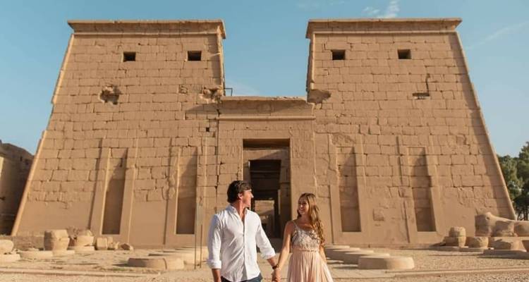 Paar hält sich an den Händen vor dem Luxor-Tempel.