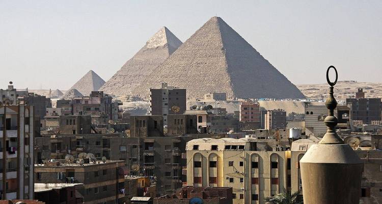 Pyramiden von Gizeh, die über die Stadtlandschaft ragen.
