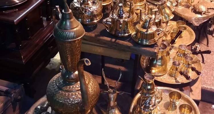 Verschiedene Messingtöpfe und -gefäße sind ausgestellt.