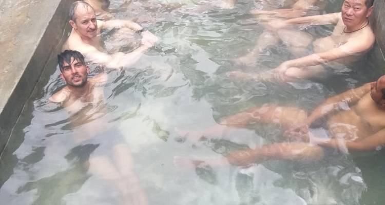 Mensen die ontspannen in een warme bron in de buitenlucht.